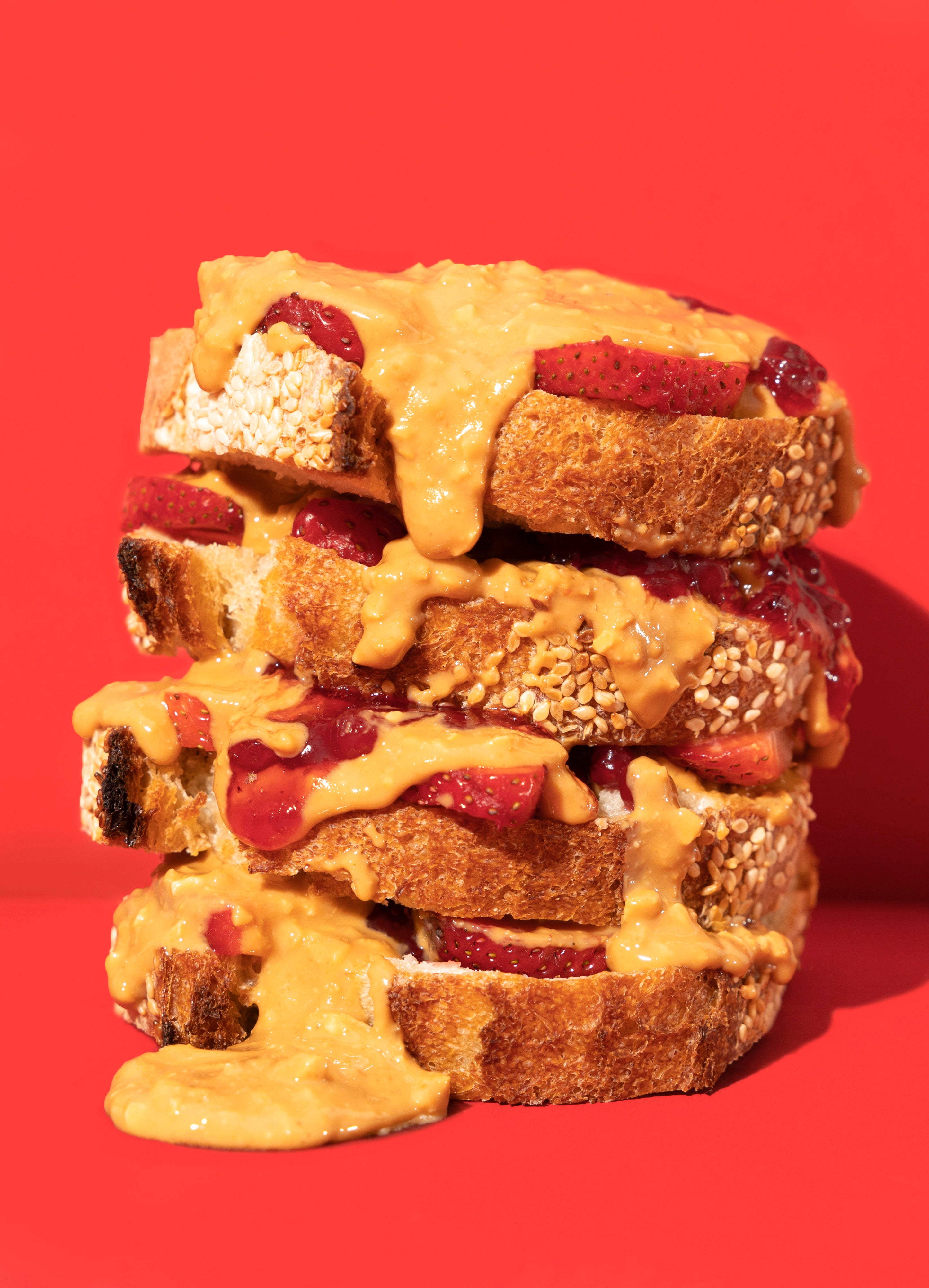 Zemesriekstu krēms ar riekstu gabaliņiem un jūras sāli