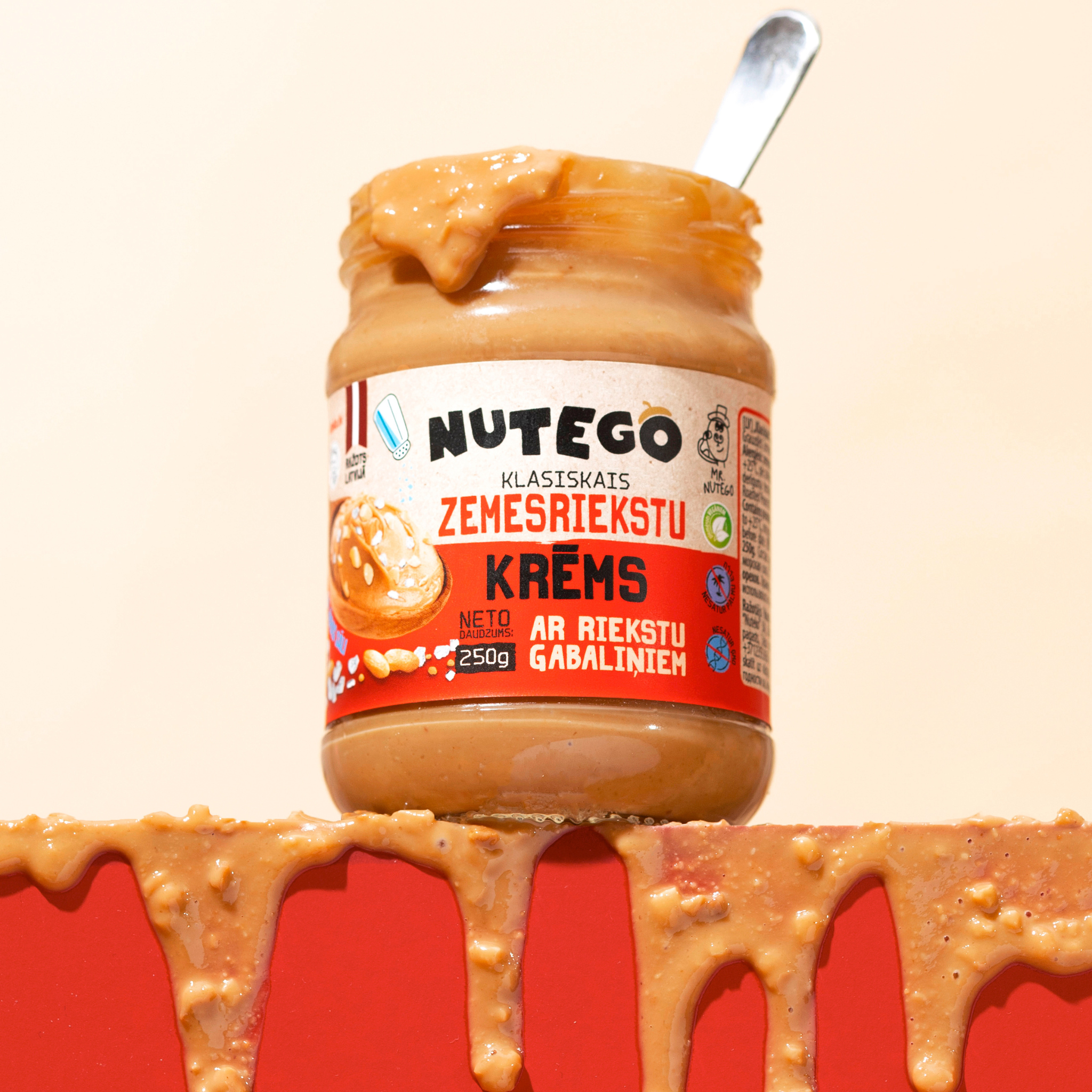 Zemesriekstu krēms ar riekstu gabaliņiem un jūras sāli