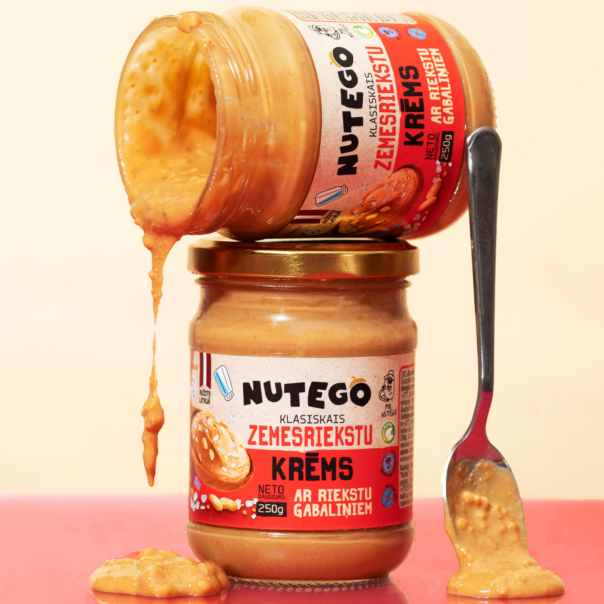 Zemesriekstu krēms ar riekstu gabaliņiem un jūras sāli