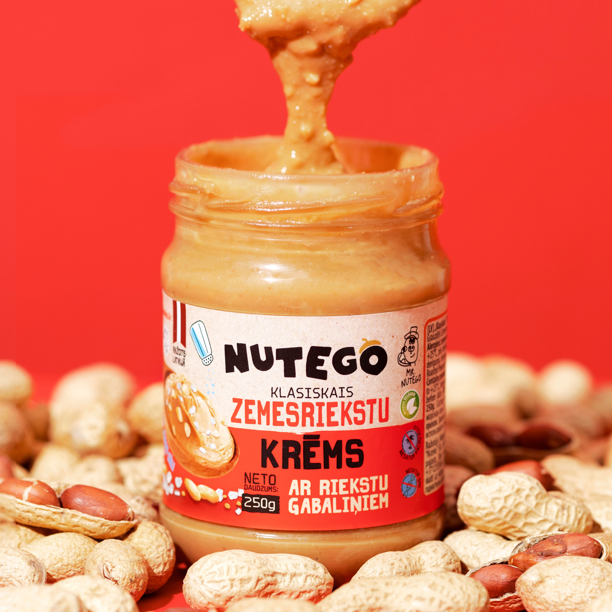 Zemesriekstu krēms ar riekstu gabaliņiem un jūras sāli